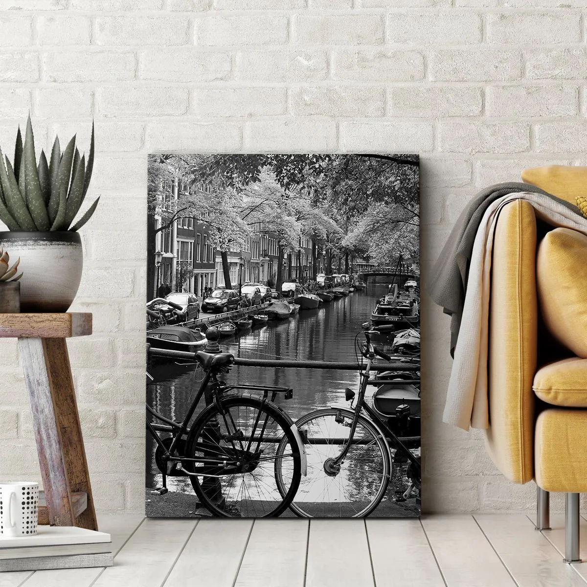 Impression sur toile - Image sur toile - Canal avec des vélos en photographie noir et blanc - 70x100cm - Une vue très hollandaise - Décoration murale moderne pour le salon et la chambre ARTTOR