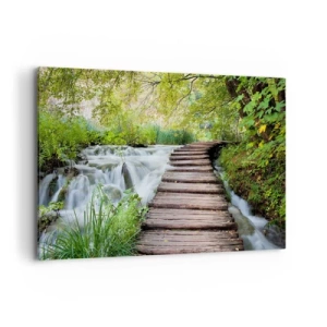 Impression sur toile - Image sur toile - Un pont en bois au-dessus d'une cascade entourée d'une forêt verdoyante. - 120x80cm - L'eau n'est pas si calme - Décoration murale moderne pour le salon et la chambre ARTTOR