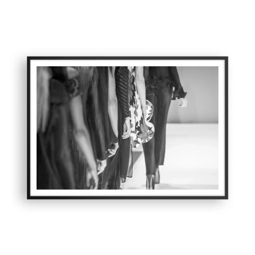Affiche dans un cadre noir - Poster - Une scène de défilé en noir et blanc montrant les détails des robes et des silhouettes des mannequins. - 100x70cm - Un défilé stylé - Décoration murale moderne pour le salon et la chambre ARTTOR