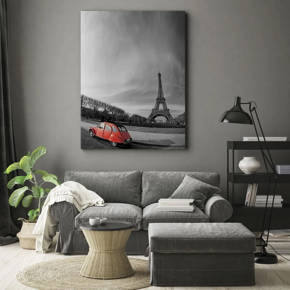 Impression sur toile - Image sur toile - Une voiture rouge avec la Tour Eiffel en arrière-plan dans un paysage en noir et blanc - 80x120cm - Plus parisien que Paris lui-même - Décoration murale moderne pour le salon et la chambre ARTTOR