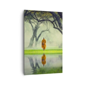 Impression sur toile - Image sur toile - Un moine en robe orange dans une forêt avec un fond brumeux et un reflet dans l'eau. - 80x120cm - En route vers l'illumination - Décoration murale moderne pour le salon et la chambre ARTTOR