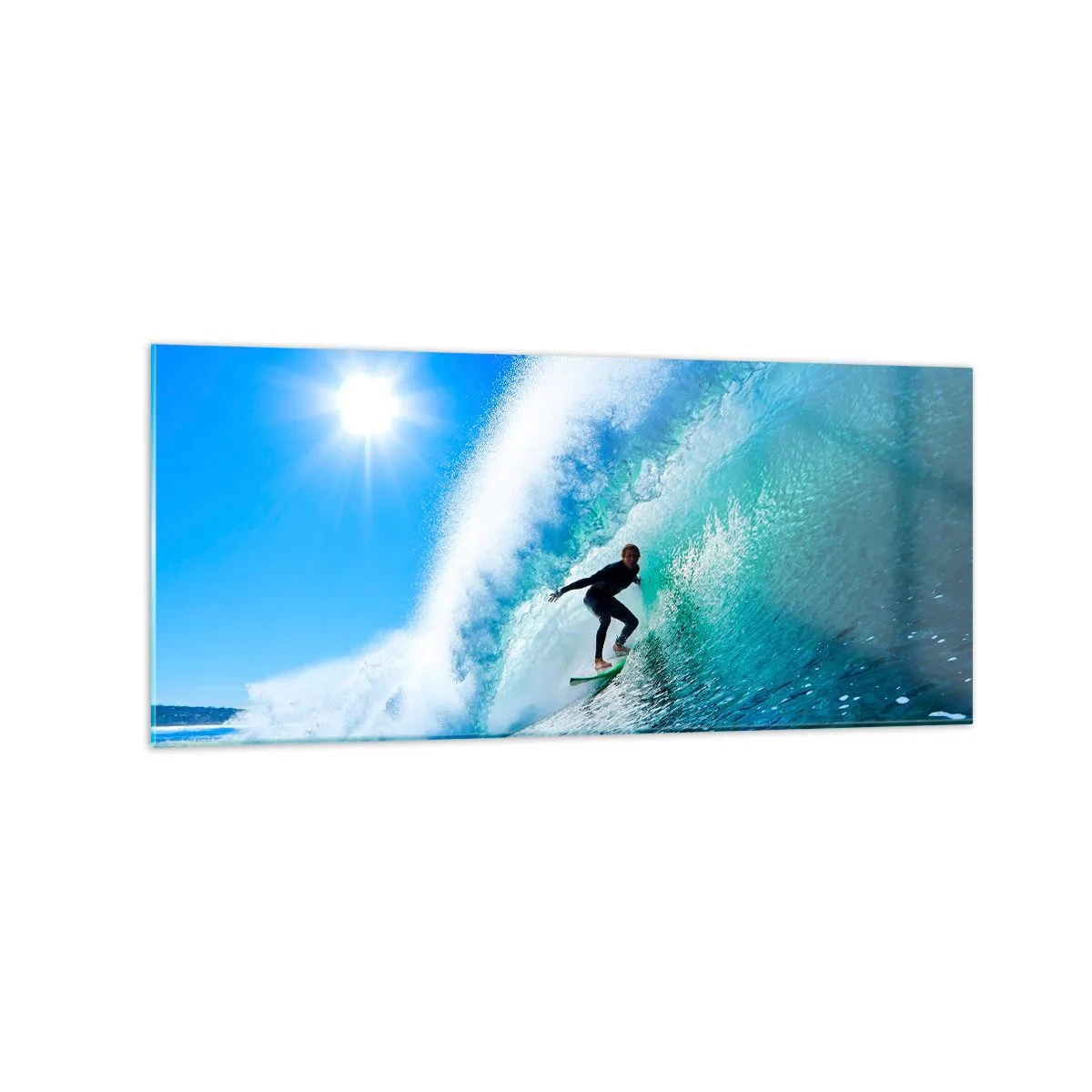 Impression sur verre - Image sur verre - Un surfeur sur une planche chevauche une vague puissante sous un ciel bleu. - 120x50cm - A travers le grand ciel bleu - Décoration murale moderne pour le salon et la chambre ARTTOR