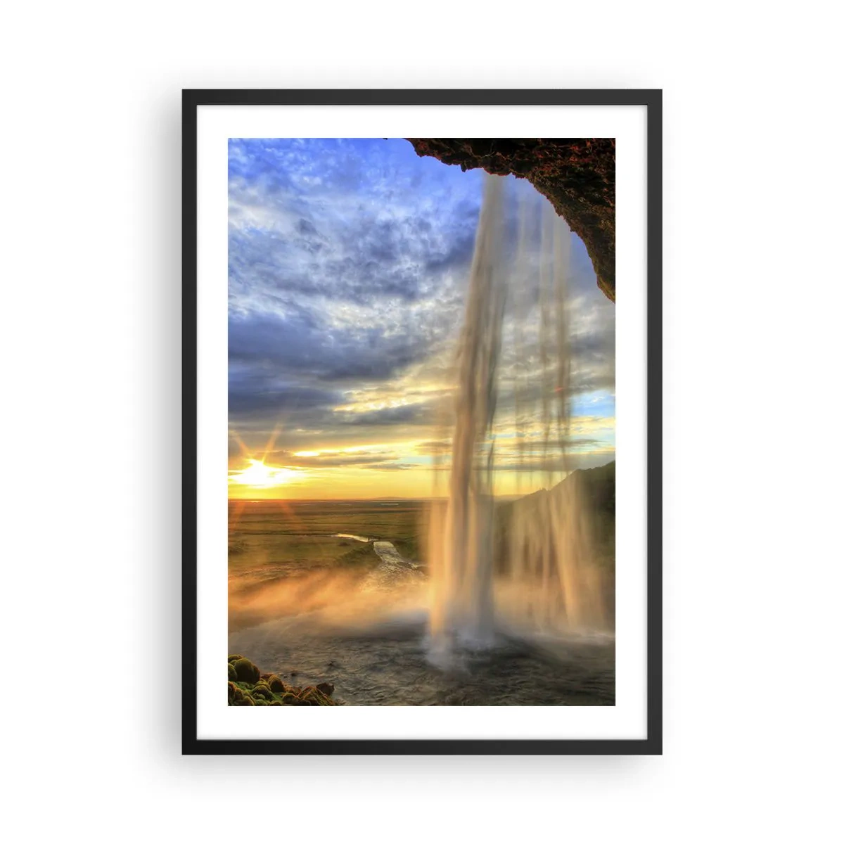 Affiche dans un cadre noir - Poster - Une cascade à la lumière du soleil couchant sur fond de paysage - 50x70cm - Le monde derrière un voile de gouttes - Décoration murale moderne pour le salon et la chambre ARTTOR