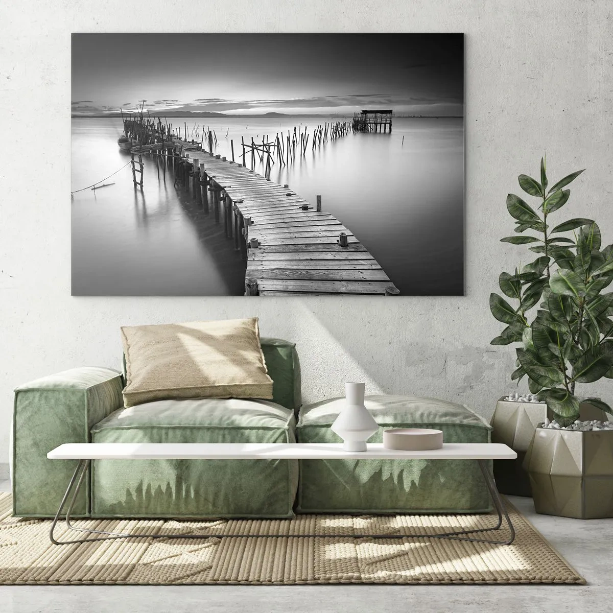 Impression sur verre - Image sur verre - Une vue en noir et blanc d'une jetée en bois au-dessus de l'eau - 120x80cm - La paix d'un rivage oublié - Décoration murale moderne pour le salon et la chambre ARTTOR
