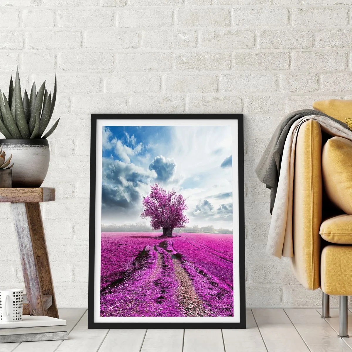 Affiche dans un cadre noir - Poster - Un arbre dans un champ aux nuances de violet - 50x70cm - Lande - nature sauvage - Décoration murale moderne pour le salon et la chambre ARTTOR