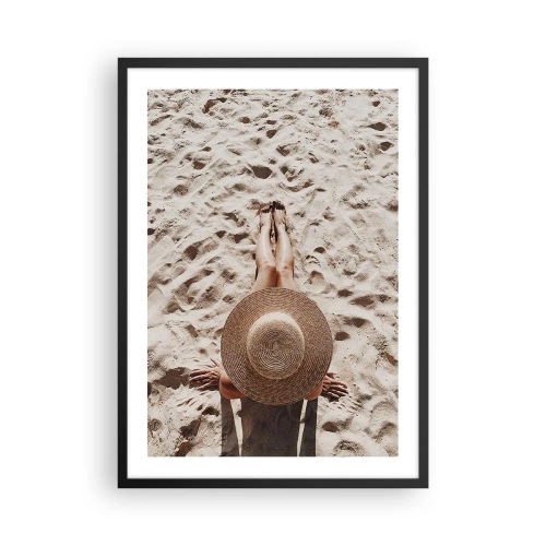 Affiche dans un cadre noir - Poster - Personne prenant un bain de soleil sur la plage, vue de dessus avec un grand chapeau contre le sable - 50x70cm - Moment de rêve - Décoration murale moderne pour le salon et la chambre ARTTOR