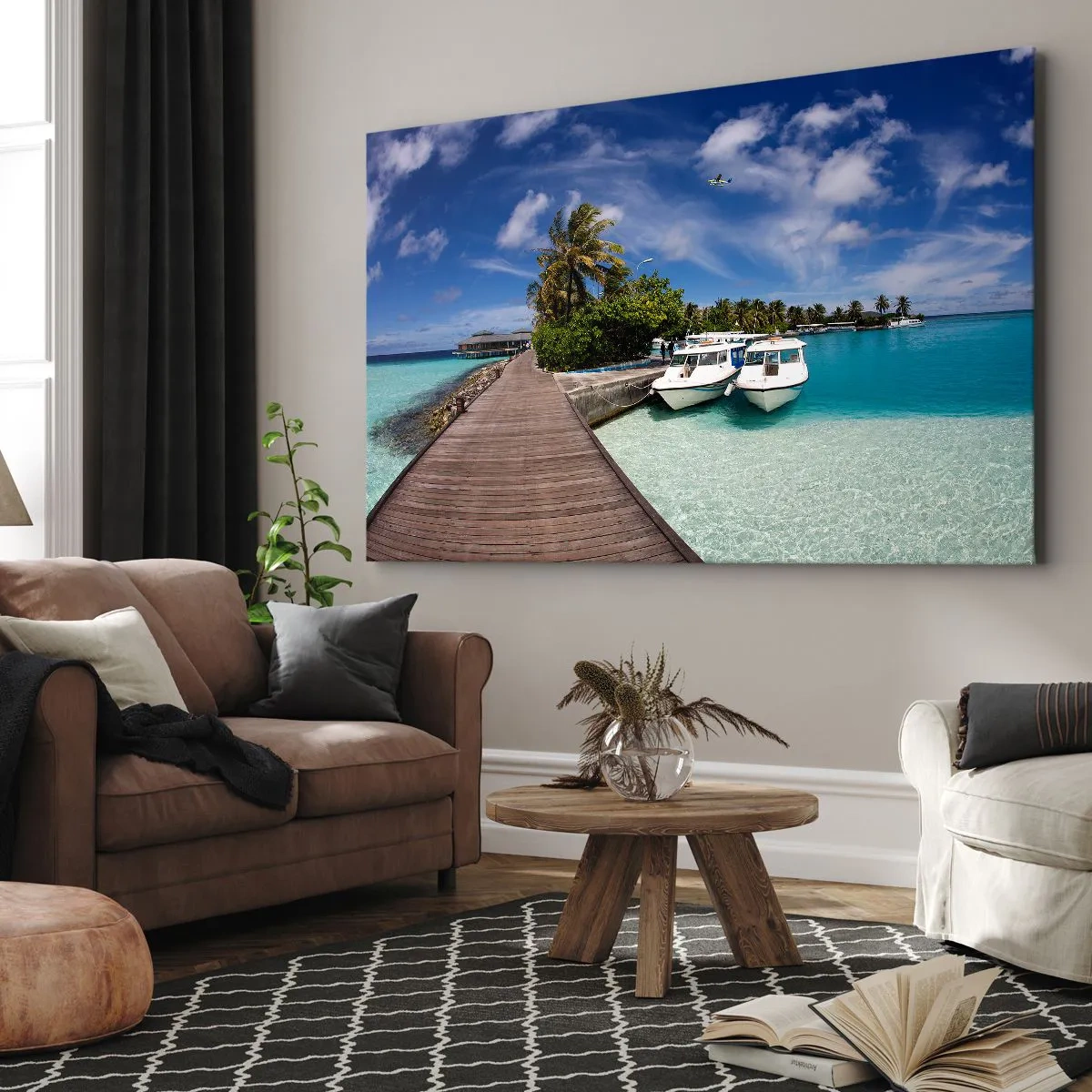 Impression sur toile - Image sur toile - Une jetée sur une mer turquoise avec des bateaux et des palmiers - 120x80cm - Et cependant, le paradis existe bien - Décoration murale moderne pour le salon et la chambre ARTTOR