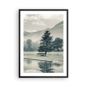 Affiche dans un cadre noir - Poster - Un banc sous un arbre au bord d'un lac avec une montagne en arrière-plan - 50x70cm - Le lac dort encore - Décoration murale moderne pour le salon et la chambre ARTTOR