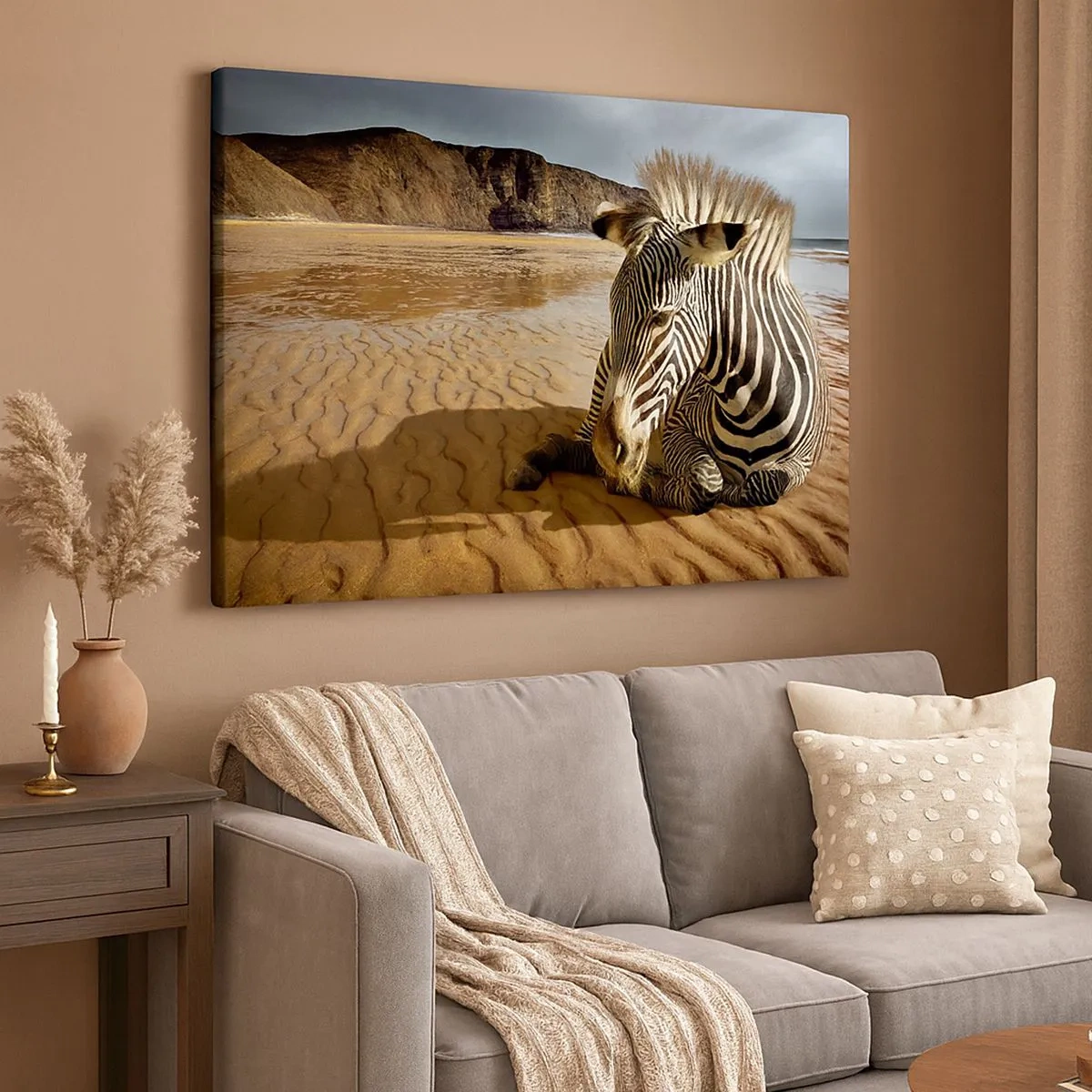 Impression sur toile - Image sur toile - Un zèbre se reposant sur une plage de sable avec des falaises en arrière-plan. - 70x50cm - On va bien ensemble - Décoration murale moderne pour le salon et la chambre ARTTOR