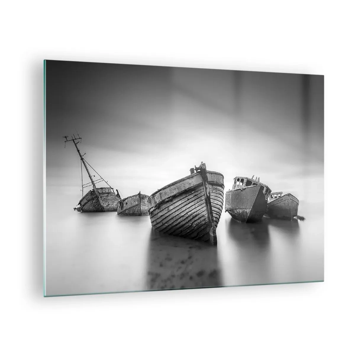 Impression sur verre - Image sur verre - Bateaux abandonnés sur une eau calme en noir et blanc - 70x50cm - Cùest déjà un souvenir... - Décoration murale moderne pour le salon et la chambre ARTTOR