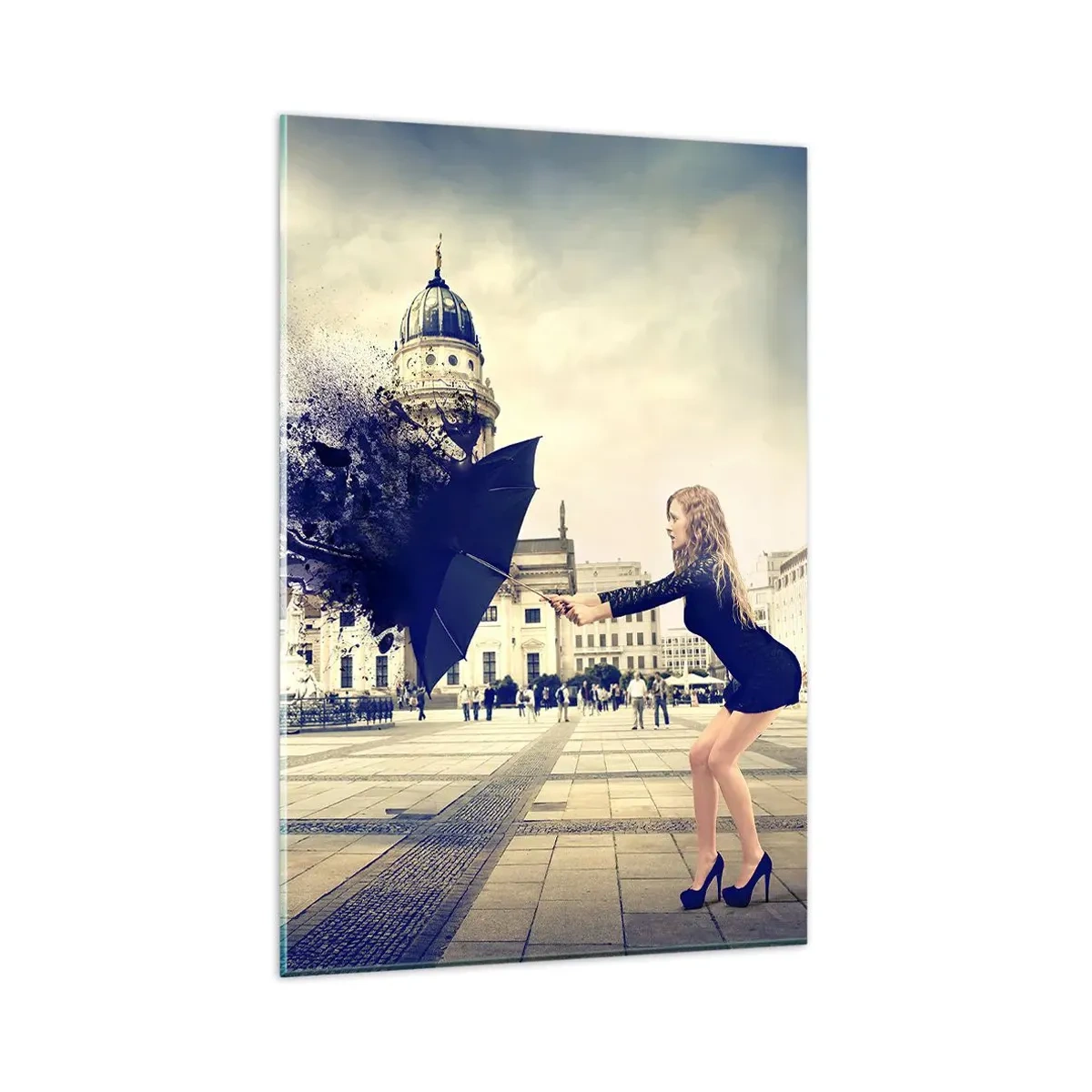 Impression sur verre - Image sur verre - Une femme avec un parapluie dans une composition artistique sur fond urbain - 80x120cm - Il y a un tel vent… - Décoration murale moderne pour le salon et la chambre ARTTOR