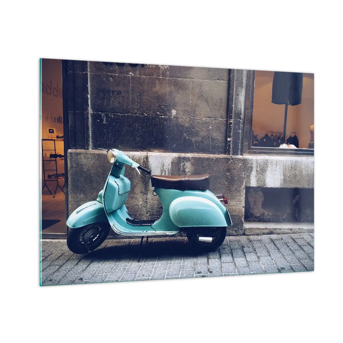 Impression sur verre - Image sur verre - Un scooter bleu contre le mur d'un bâtiment - 100x70cm - Ambiance inoubliable - Décoration murale moderne pour le salon et la chambre ARTTOR