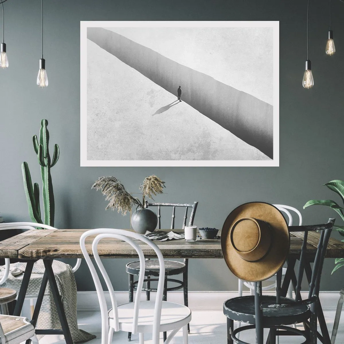 Affiche - Poster - Une silhouette solitaire se tient au-dessus d'un gouffre profond dans un décor monochrome. - 100x70cm - Un objectif clair - Décoration murale moderne pour le salon et la chambre ARTTOR