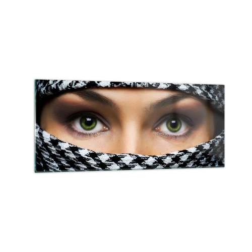 Impression sur verre - Image sur verre - Les yeux verts d'une femme sont cachés derrière un tissu à motifs en noir et blanc. - 120x50cm - Un portrait d'une beauté voilée aux yeux verts - Décoration murale moderne pour le salon et la chambre ARTTOR