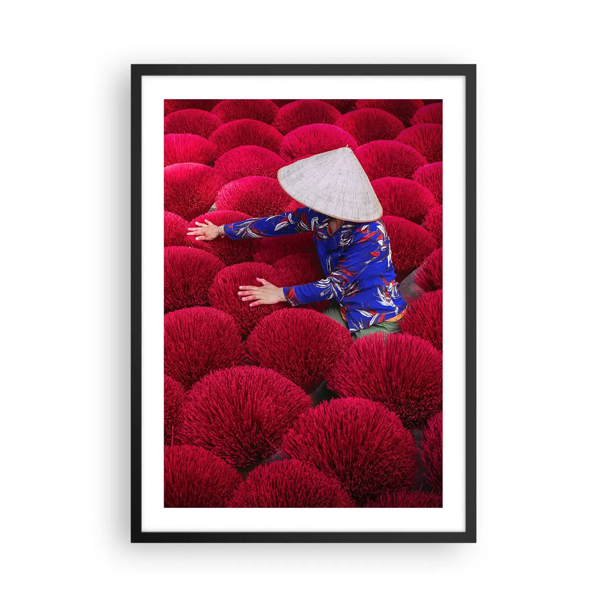 Affiche dans un cadre noir - Poster - Une silhouette portant un chapeau sur un fond de bâtons d'encens rouges - 50x70cm - Dans un champ de riz - Décoration murale moderne pour le salon et la chambre ARTTOR