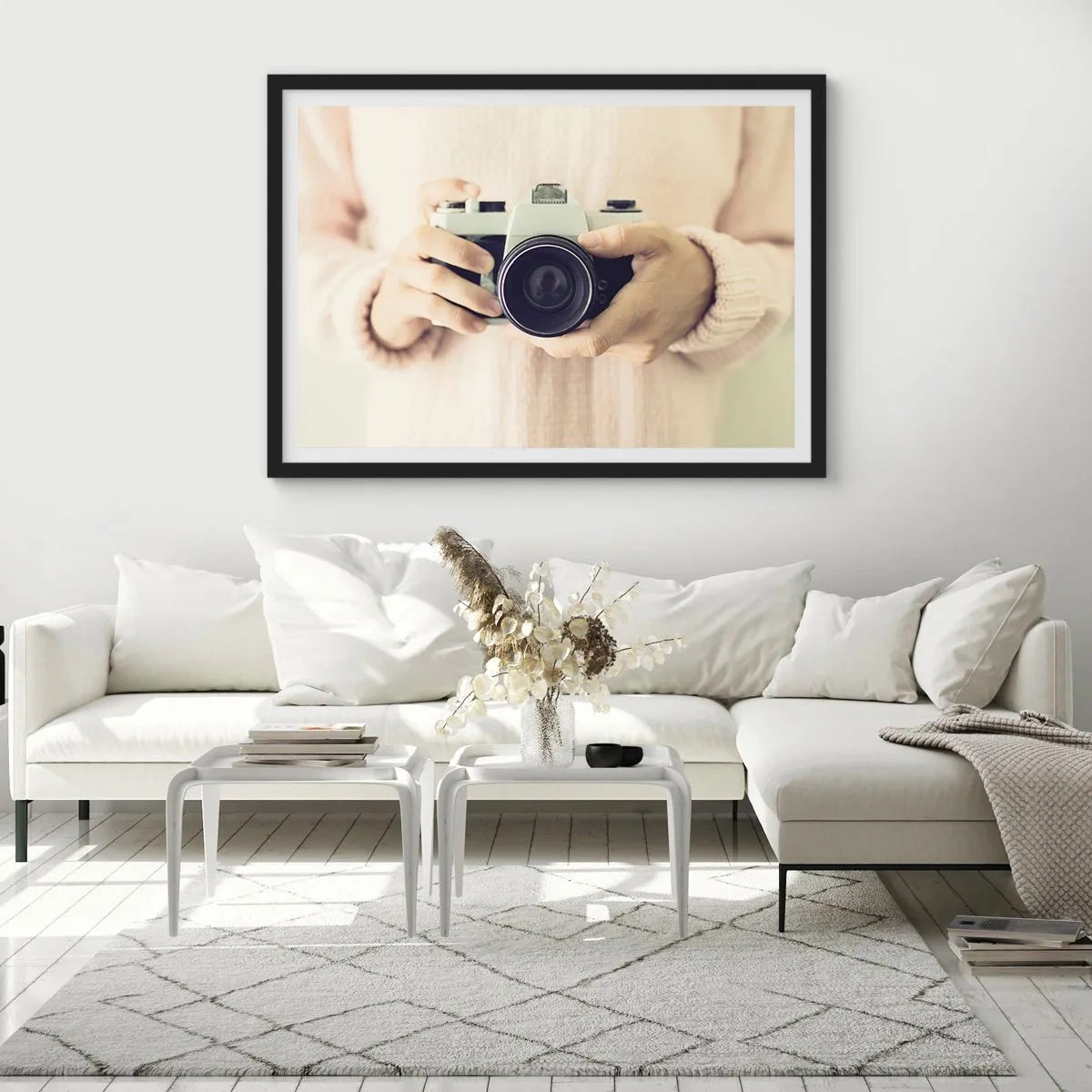 Affiche dans un cadre noir - Poster - Appareil photo rétro tenu en main sur un fond clair - 70x50cm - Pour voir plus ... - Décoration murale moderne pour le salon et la chambre ARTTOR