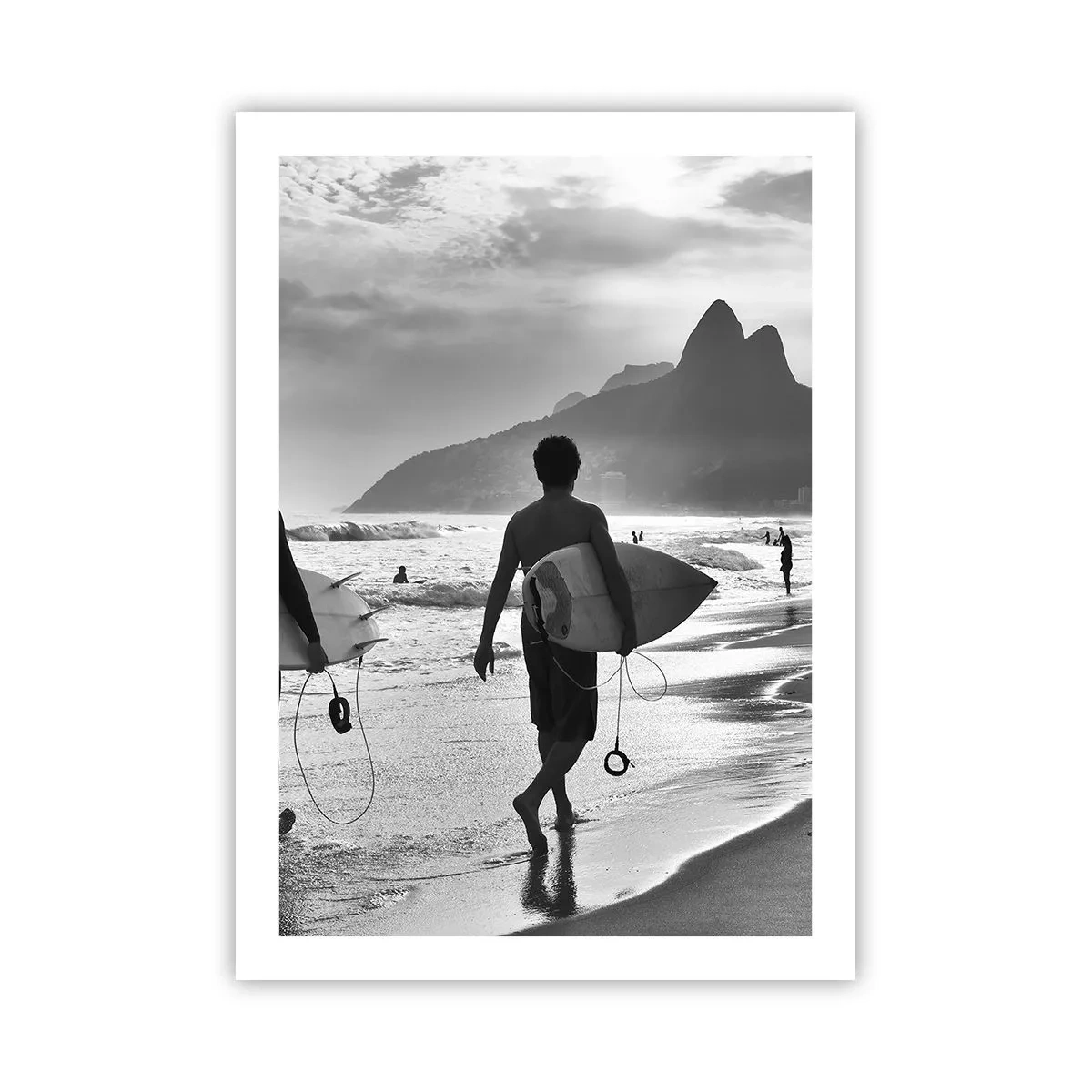 Affiche - Poster - Un surfeur sur la plage sur une photographie en noir et blanc - 50x70cm - Samba sur une vague - Décoration murale moderne pour le salon et la chambre ARTTOR