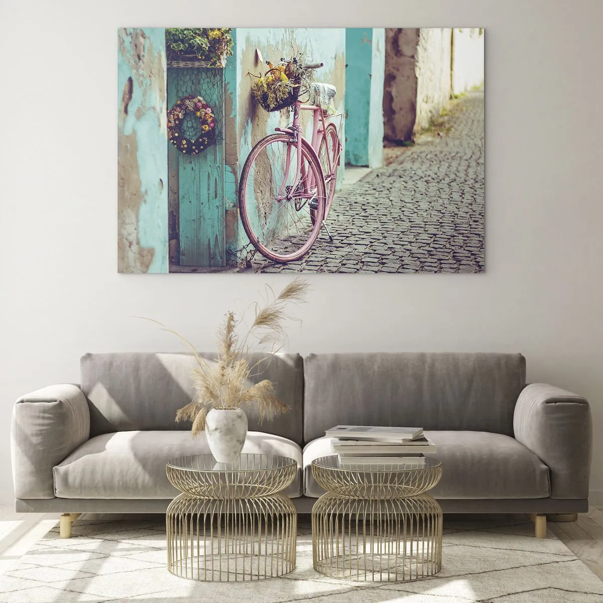 Impression sur verre - Image sur verre - Un vélo rose appuyé contre un mur avec des fleurs dans des paniers, sur un fond pastel. - 70x50cm - Je reviens tout de suite - Décoration murale moderne pour le salon et la chambre ARTTOR