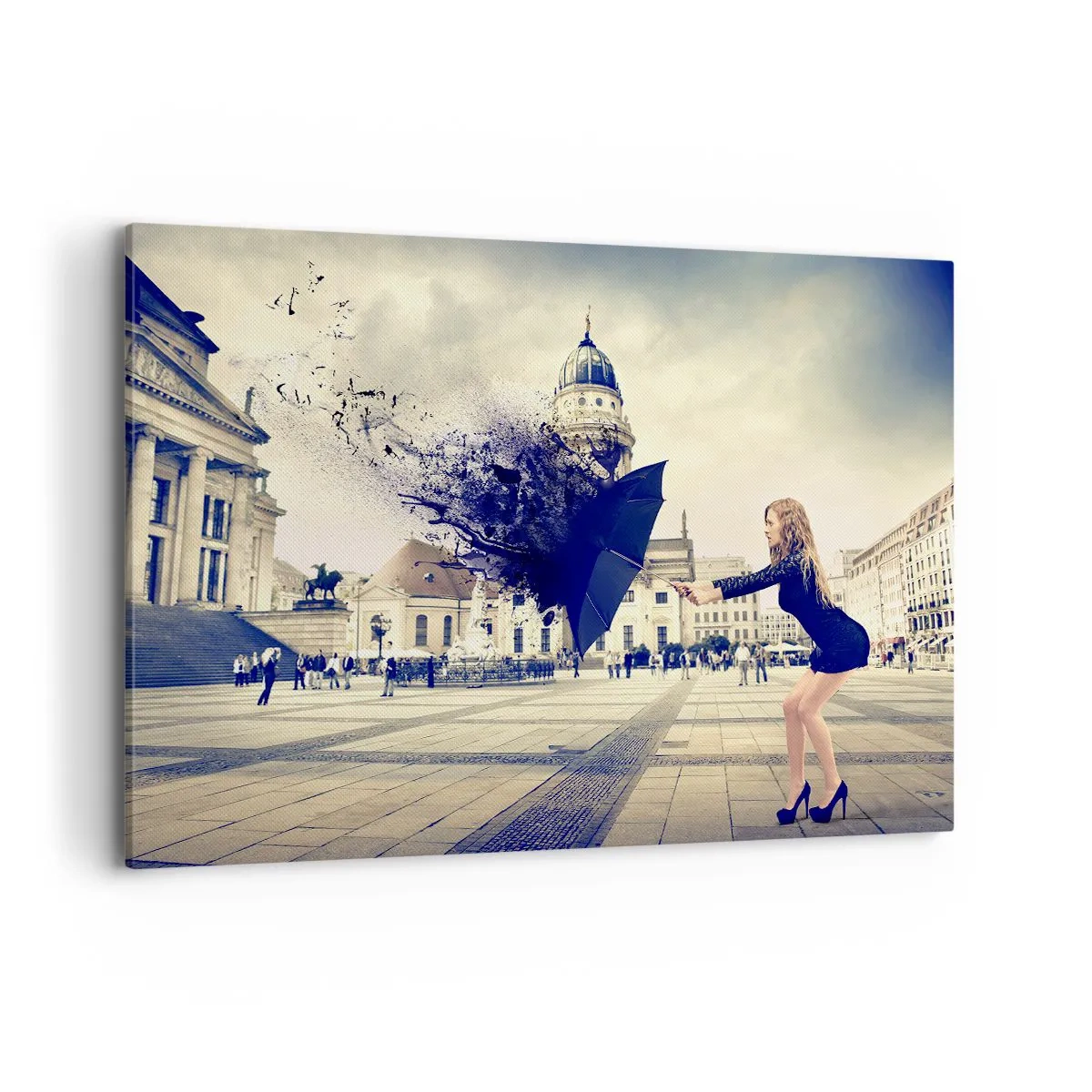 Impression sur toile - Image sur toile - Une femme avec un parapluie dans une composition artistique sur fond urbain - 120x80cm - Il y a un tel vent… - Décoration murale moderne pour le salon et la chambre ARTTOR