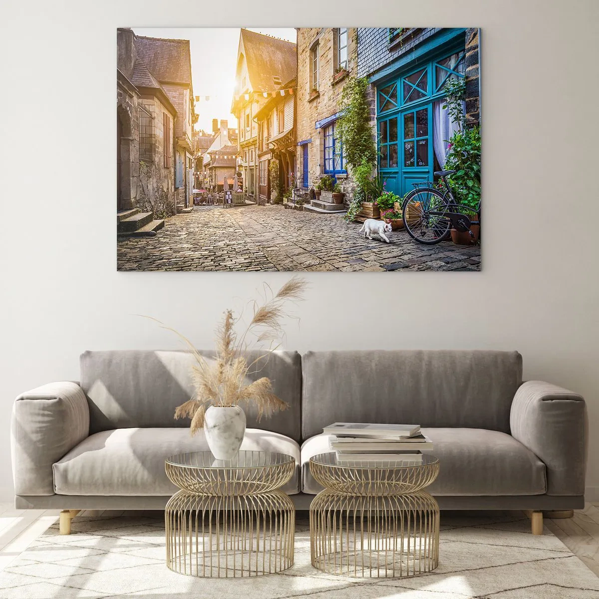 Impression sur verre - Image sur verre - Une charmante rue de la ville avec un chat blanc et un vélo - 70x50cm - Aux confins du monde - Décoration murale moderne pour le salon et la chambre ARTTOR