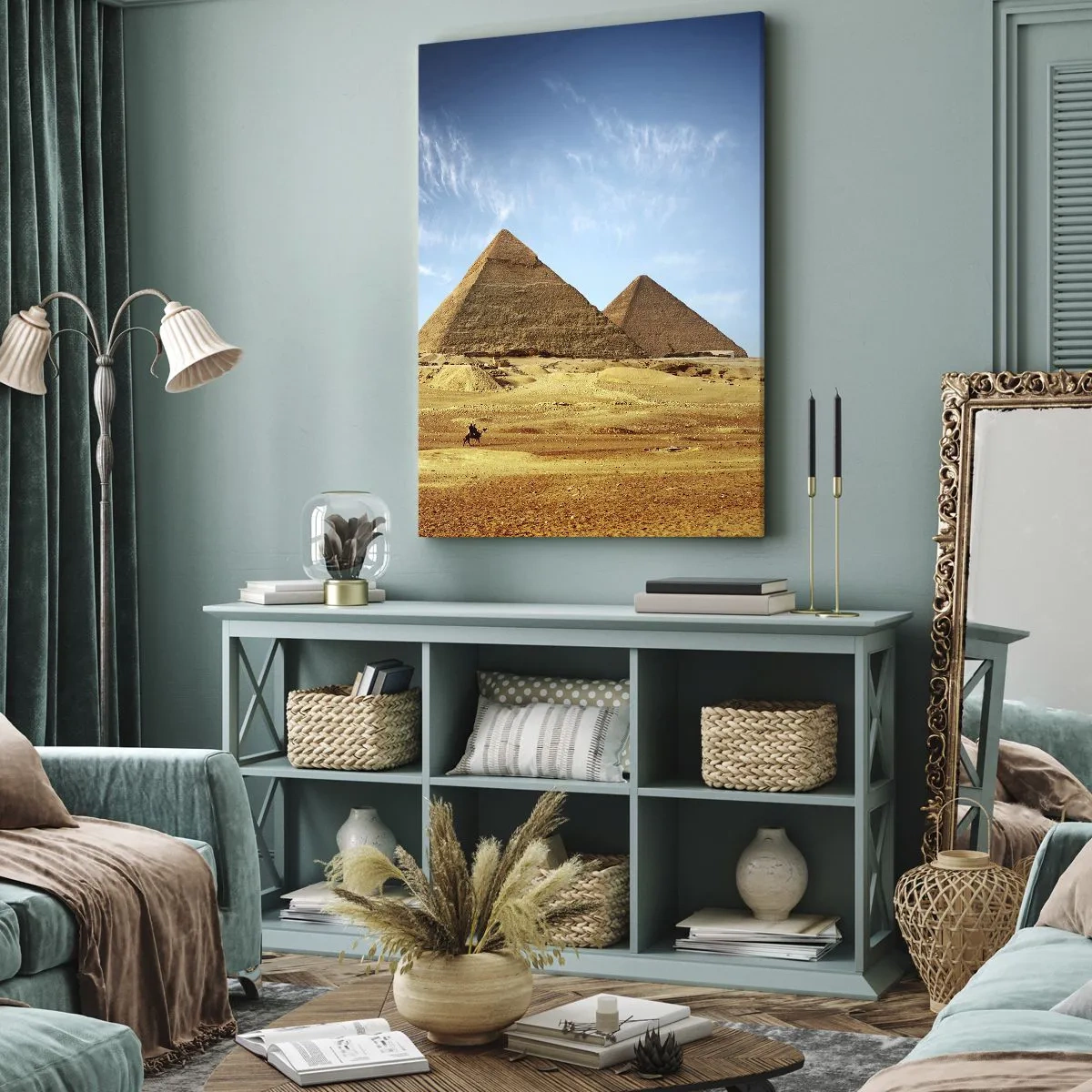 Impression sur toile - Image sur toile - Les pyramides de Gizeh contre un ciel bleu et un paysage désertique - 50x70cm - 40 siècles vous regardent - Décoration murale moderne pour le salon et la chambre ARTTOR