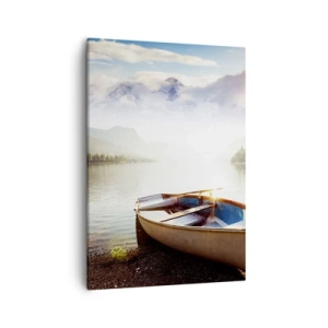 Impression sur toile - Image sur toile - Un bateau sur la rive d'un lac avec vue sur les montagnes le matin - 50x70cm - Au bord de la grande et limpide eau - Décoration murale moderne pour le salon et la chambre ARTTOR