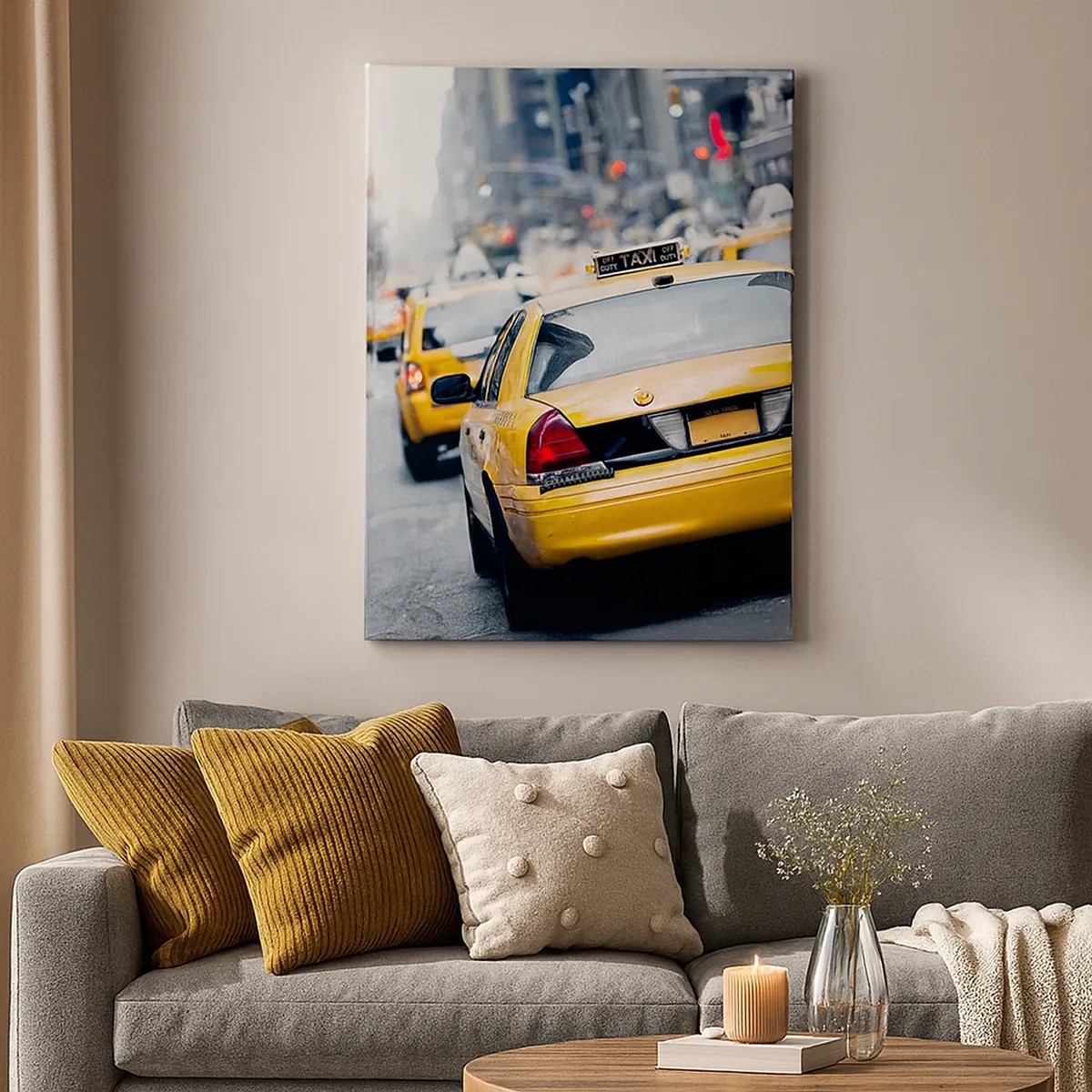 Impression sur toile - Image sur toile - Des taxis jaunes dans une rue animée du centre-ville de la métropole - 50x70cm - Seulement dans cette ville - Décoration murale moderne pour le salon et la chambre ARTTOR