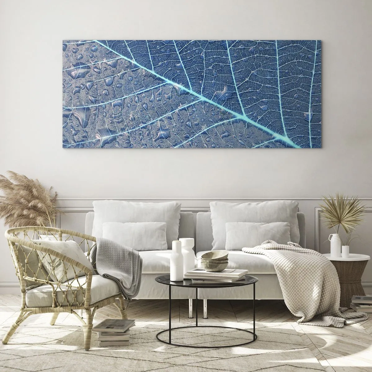 Impression sur verre - Image sur verre - Une feuille dans des tons bleus avec des gouttes d'eau - 120x50cm - La vie en bleu - Décoration murale moderne pour le salon et la chambre ARTTOR