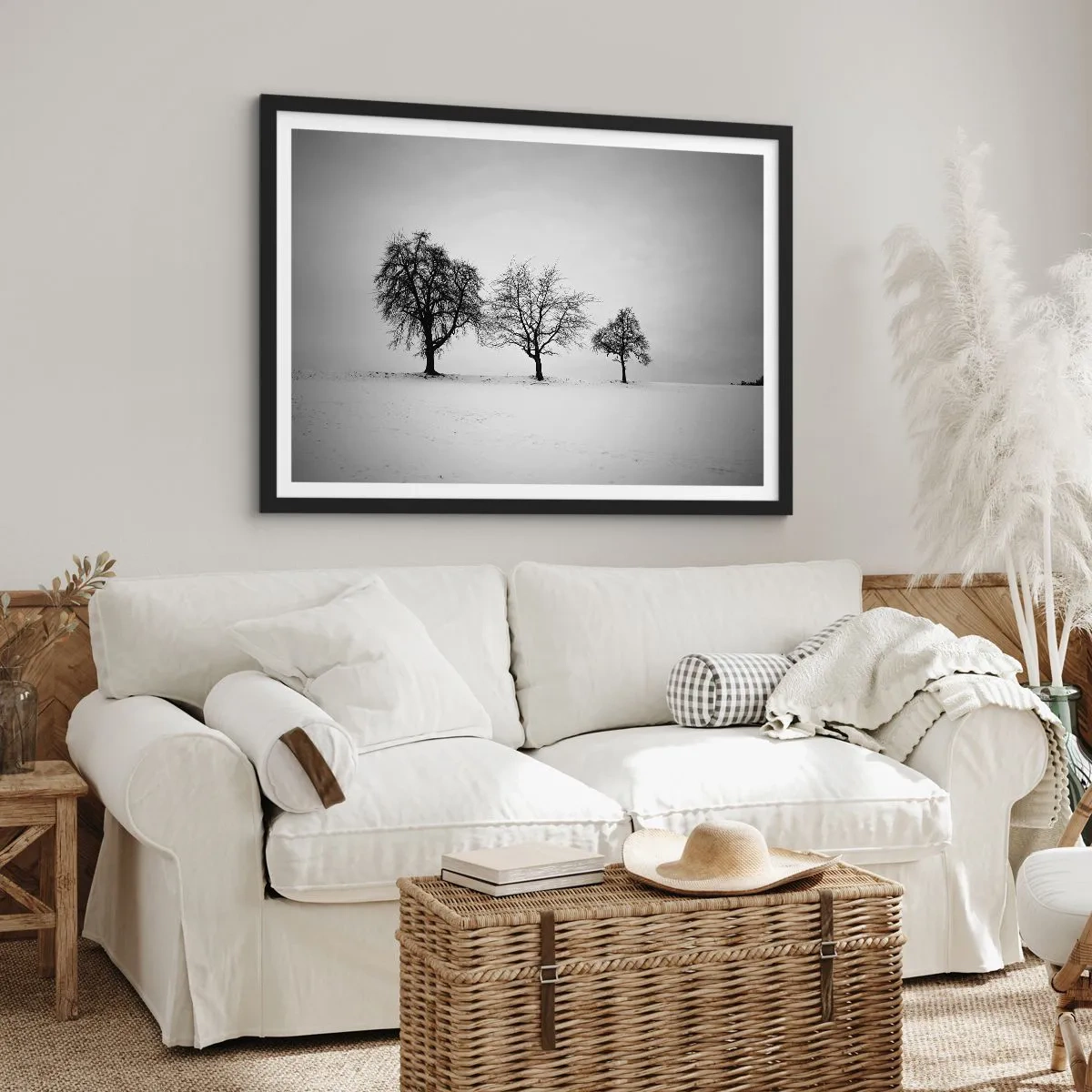 Affiche dans un cadre noir - Poster - Trois arbres dans un champ enneigé dans un style monochrome - 70x50cm - A quoi rêvent-ils? - Décoration murale moderne pour le salon et la chambre ARTTOR