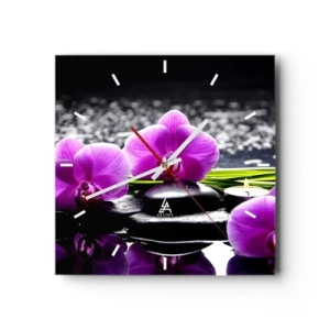 Horloge murale - Pendule murale - Orchidées violettes sur fond de pierres et de bougies dans un cadre relaxant - 30x30cm - Se noyer dans la paix et la tranquillité - Décoration murale moderne pour le salon et la chambre ARTTOR