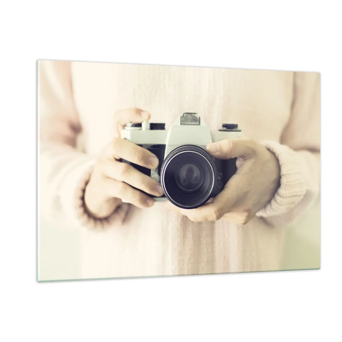Impression sur verre - Image sur verre - Une personne tenant un appareil photo classique dans ses mains - 120x80cm - Pour voir plus ... - Décoration murale moderne pour le salon et la chambre ARTTOR