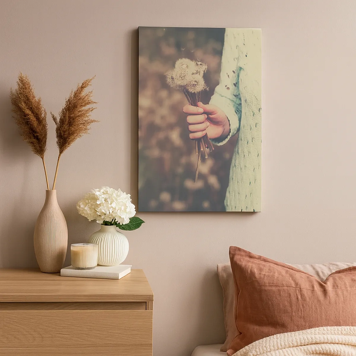 Impression sur toile - Image sur toile - Une main tenant des pissenlits sur un fond flou d'un champ plein de fleurs. - 50x70cm - Merci de les garder - Décoration murale moderne pour le salon et la chambre ARTTOR