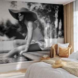 Papier Peint Photo Standard Eco - Une femme portant un chapeau assise au bord de la piscine - 100x70cm - Rêve d'été - Décoration murale moderne pour le salon et la chambre ARTTOR