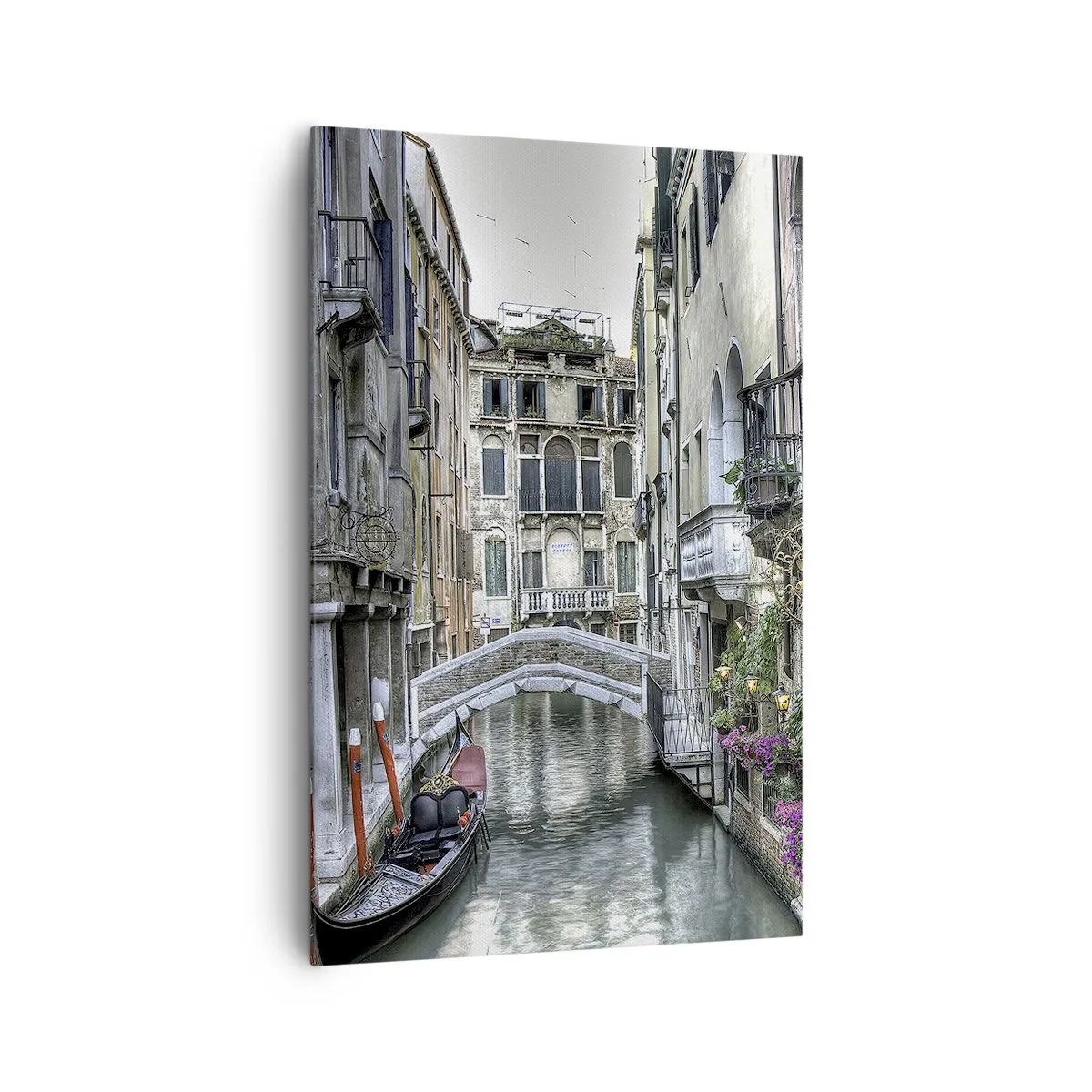 Impression sur toile - Image sur toile - Canal vénitien avec gondole et pont de pierre - 80x120cm - Pendant des siècles dans une réflexion silencieuse - Décoration murale moderne pour le salon et la chambre ARTTOR