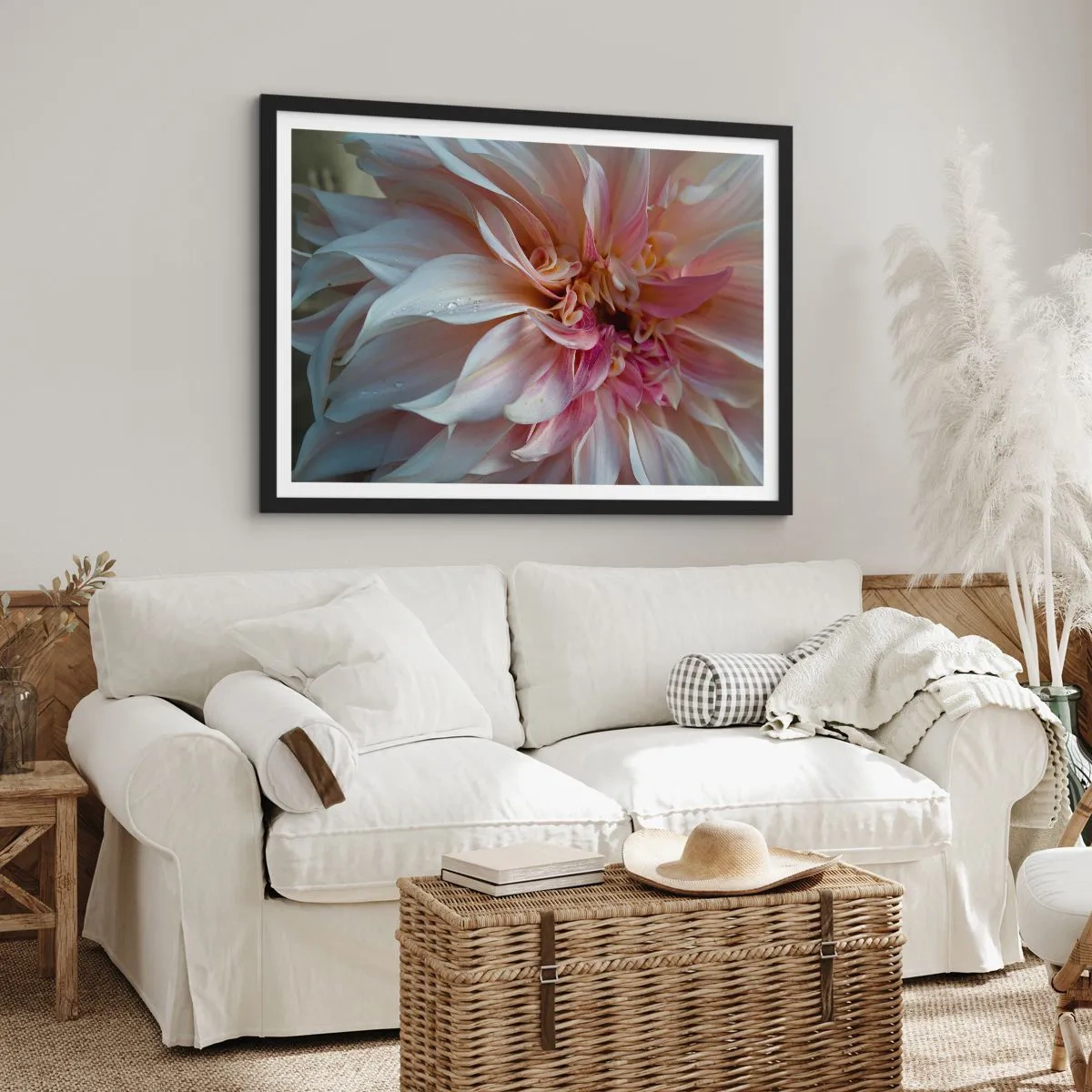 Affiche dans un cadre noir - Poster - Gros plan de délicats pétales de fleurs roses avec des gouttes d'eau - 70x50cm - Fraîcheur fleurissante - Décoration murale moderne pour le salon et la chambre ARTTOR