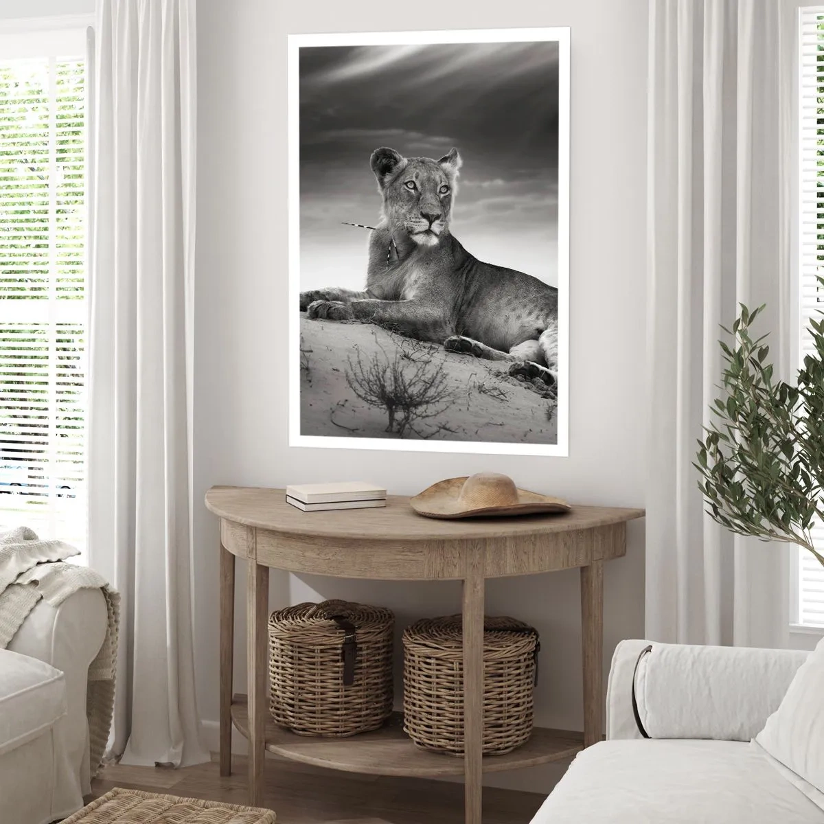 Affiche - Poster - Portrait noir et blanc d'un lion se reposant dans le désert - 50x70cm - La reine du désert reste - Décoration murale moderne pour le salon et la chambre ARTTOR