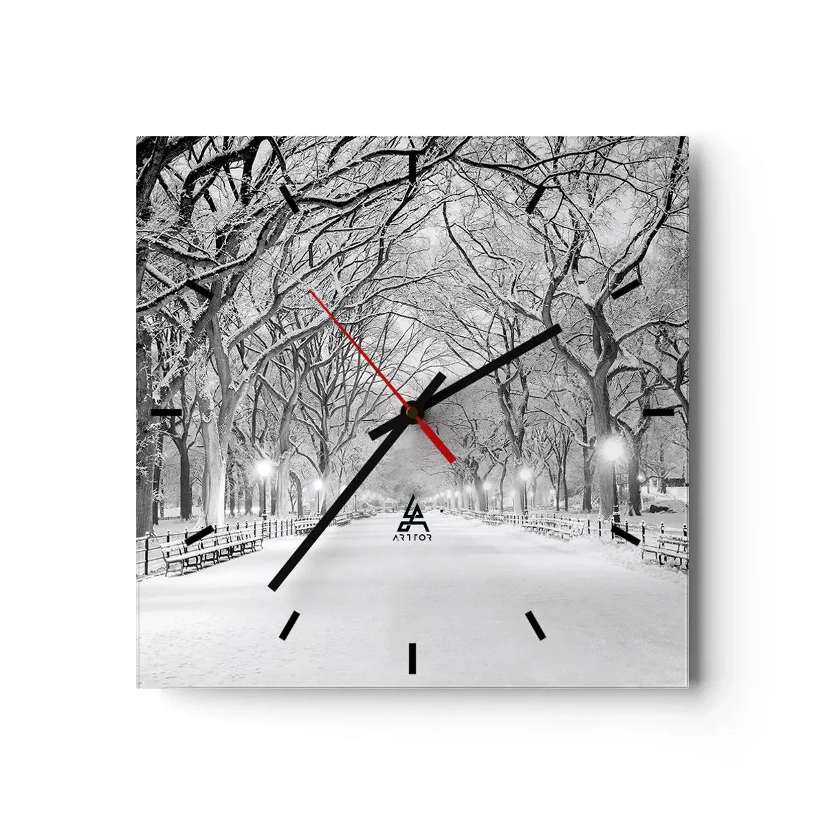 Horloge murale - Pendule murale - Une allée d'hiver avec des arbres enneigés en monochrome - 30x30cm - Les quatres saisons – l’hiver - Décoration murale moderne pour le salon et la chambre ARTTOR