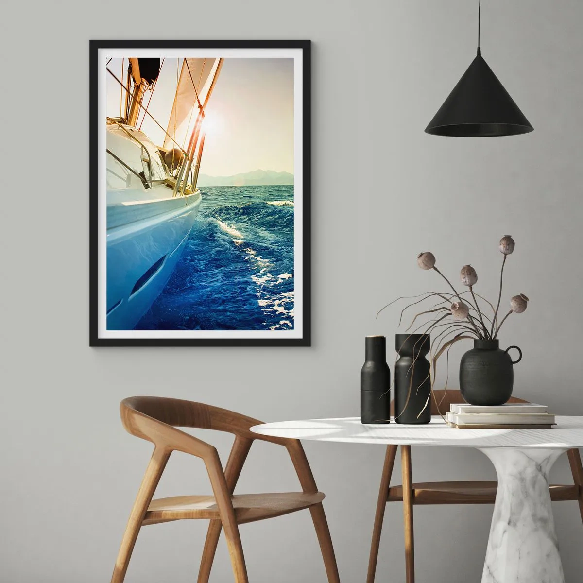Affiche dans un cadre noir - Poster - Un yacht naviguant sur une mer calme dans la chaude lumière du soleil - 50x70cm - Suite à l'aventure - Décoration murale moderne pour le salon et la chambre ARTTOR