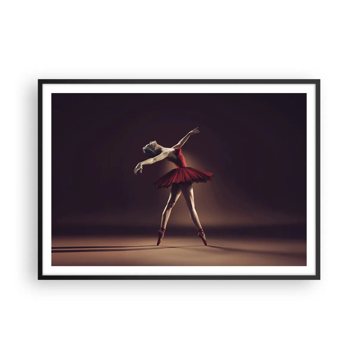 Affiche dans un cadre noir - Poster - Une danseuse de ballet en robe rouge sur fond de scène - 100x70cm - Une danseuse étoile - Décoration murale moderne pour le salon et la chambre ARTTOR
