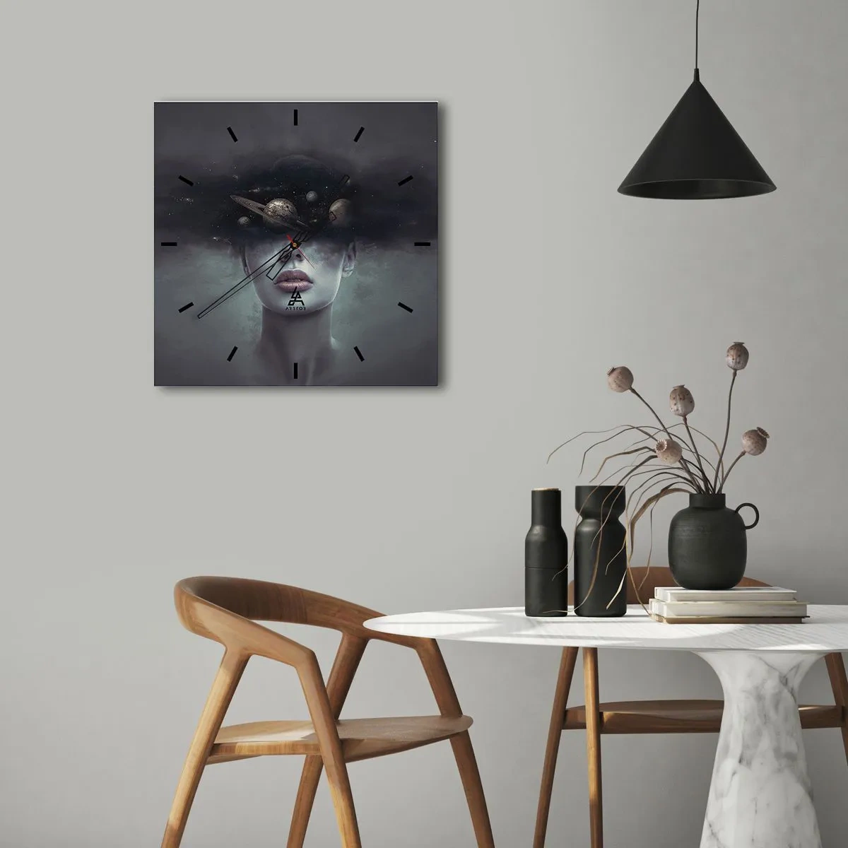 Horloge murale - Pendule murale - Un visage de femme avec un motif de planète et d'espace en arrière-plan - 30x30cm - Et les planètes deviennent folles... - Décoration murale moderne pour le salon et la chambre ARTTOR