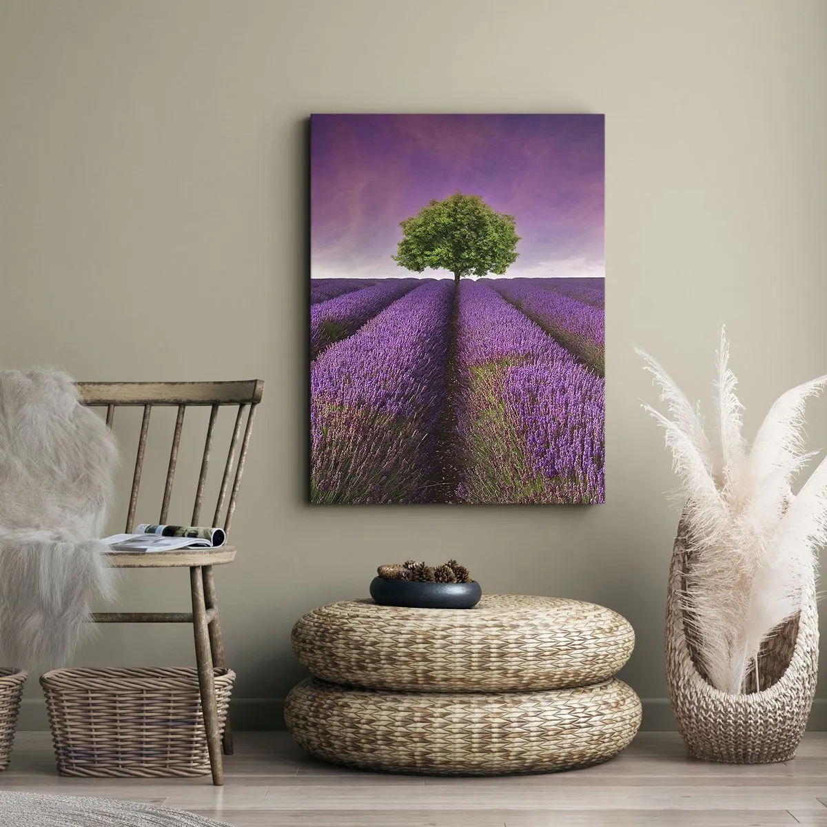 Impression sur toile - Image sur toile - Un champ de lavande avec un arbre solitaire et un ciel violet - 70x100cm - Dans un champs de lavande - Décoration murale moderne pour le salon et la chambre ARTTOR