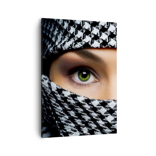 Impression sur toile - Image sur toile - Les yeux verts d'une femme sont cachés derrière un tissu à motifs en noir et blanc. - 50x70cm - Un portrait d'une beauté voilée aux yeux verts - Décoration murale moderne pour le salon et la chambre ARTTOR