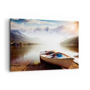 Impression sur toile - Image sur toile - Un bateau sur la rive d'un lac avec vue sur les montagnes le matin - 120x80cm - Au bord de la grande et limpide eau - Décoration murale moderne pour le salon et la chambre ARTTOR