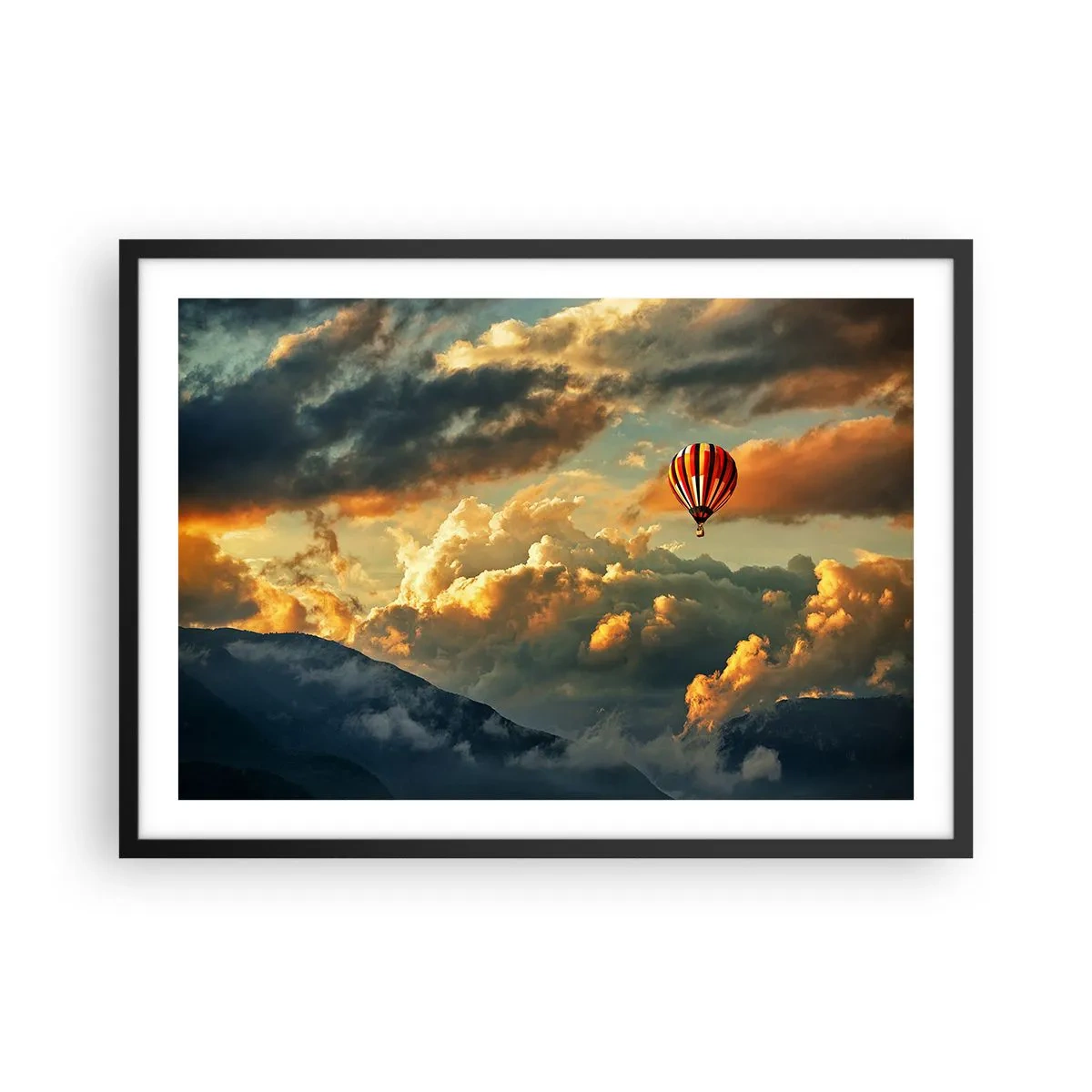 Affiche dans un cadre noir - Poster - Un ballon sur fond de nuages dramatiques - 70x50cm - Je vole parce que je veux - Décoration murale moderne pour le salon et la chambre ARTTOR