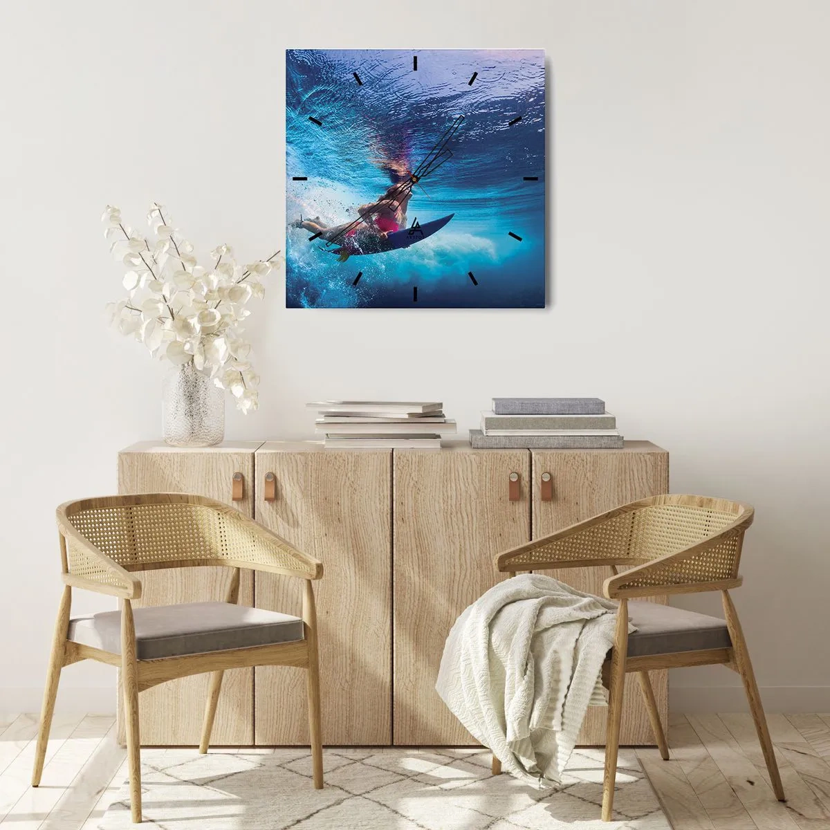 Horloge murale - Pendule murale - Un surfeur sous l'eau dans une composition dynamique aux tons bleus. - 30x30cm - Joie profonde - Décoration murale moderne pour le salon et la chambre ARTTOR