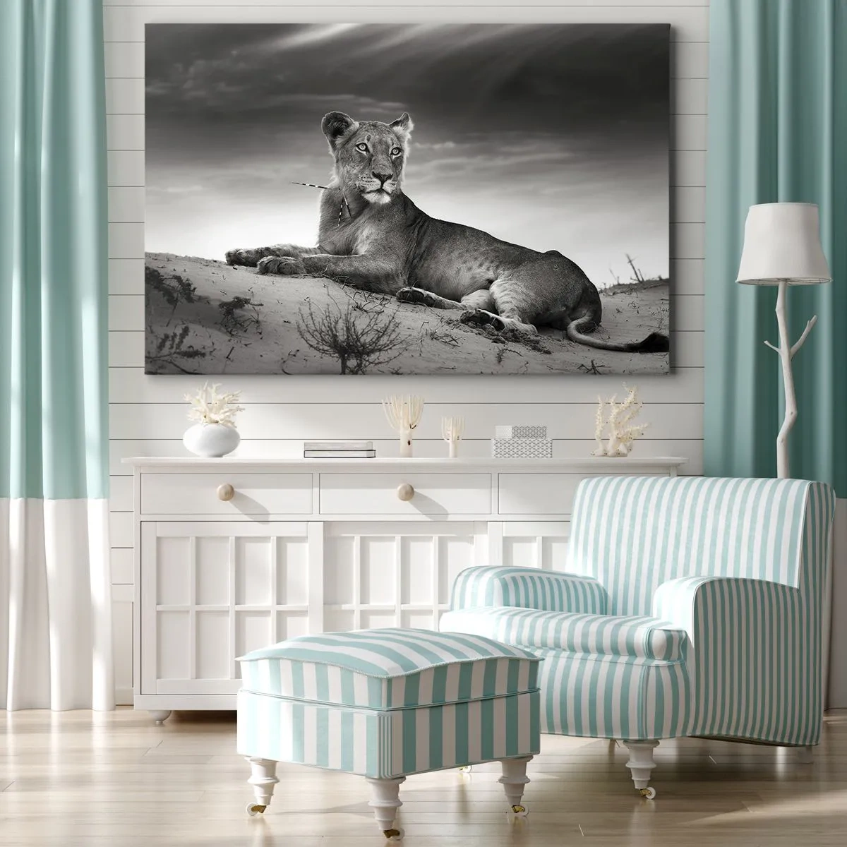 Impression sur toile - Image sur toile - Portrait noir et blanc d'une lionne dans la savane - 70x50cm - La reine du désert reste - Décoration murale moderne pour le salon et la chambre ARTTOR