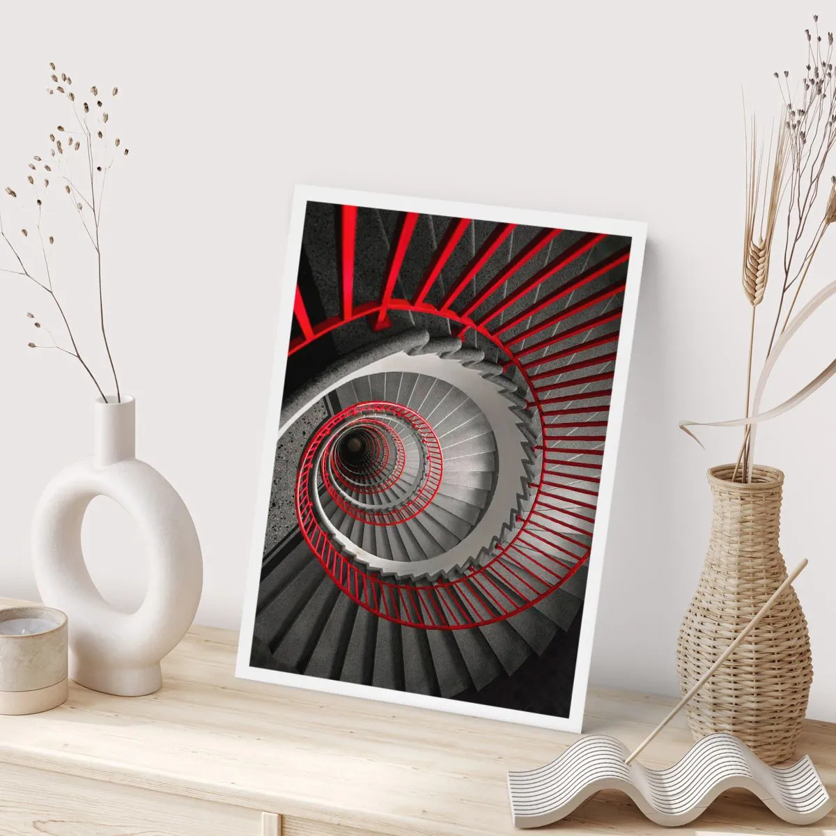 Affiche - Poster - Escalier en colimaçon noir et blanc avec rampes rouges - 50x70cm - Amusement architectural - Décoration murale moderne pour le salon et la chambre ARTTOR