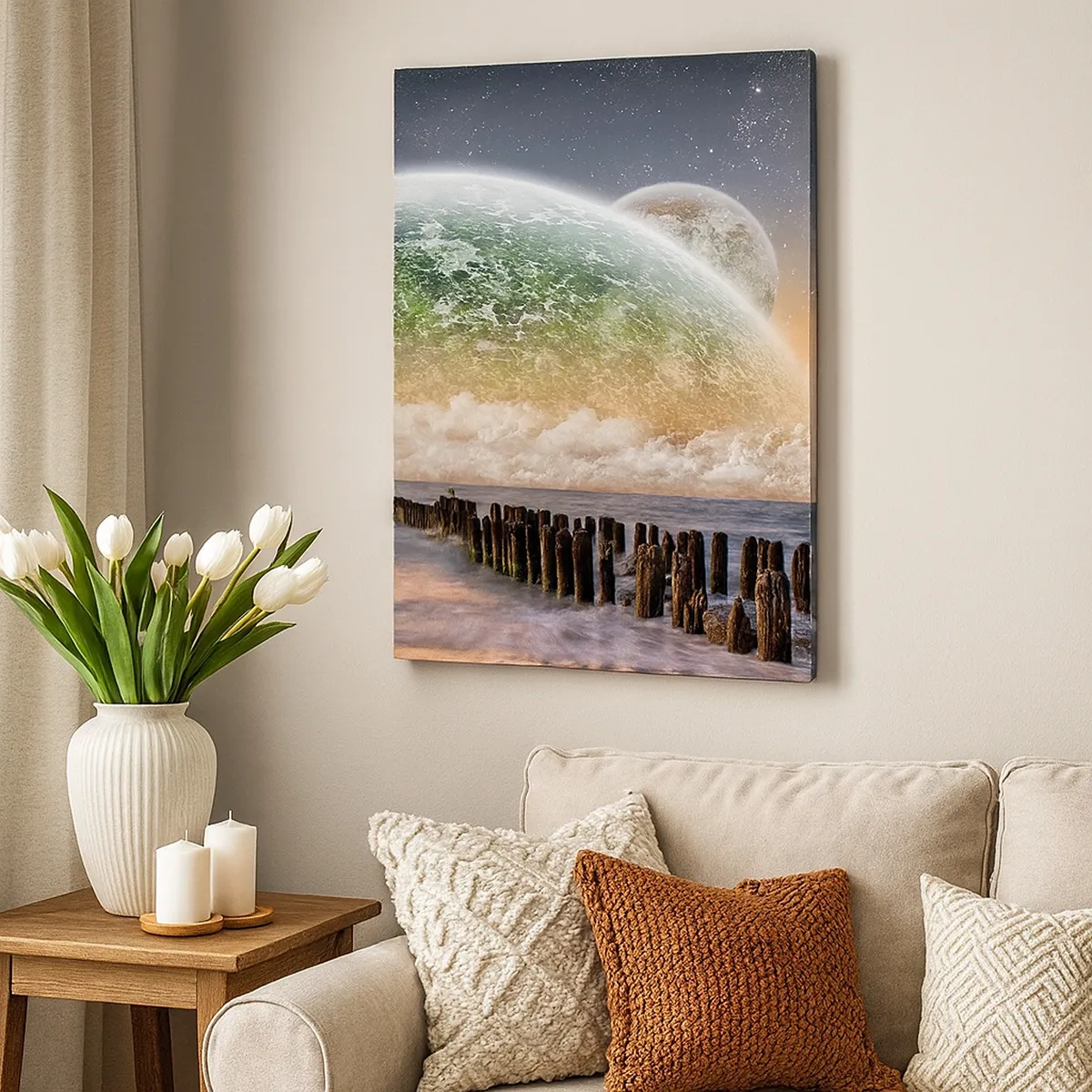 Impression sur toile - Image sur toile - Un paysage fantastique avec une grande planète au-dessus de la mer et une jetée en bois. - 50x70cm - Et le monde est sorti de l'eau - Décoration murale moderne pour le salon et la chambre ARTTOR