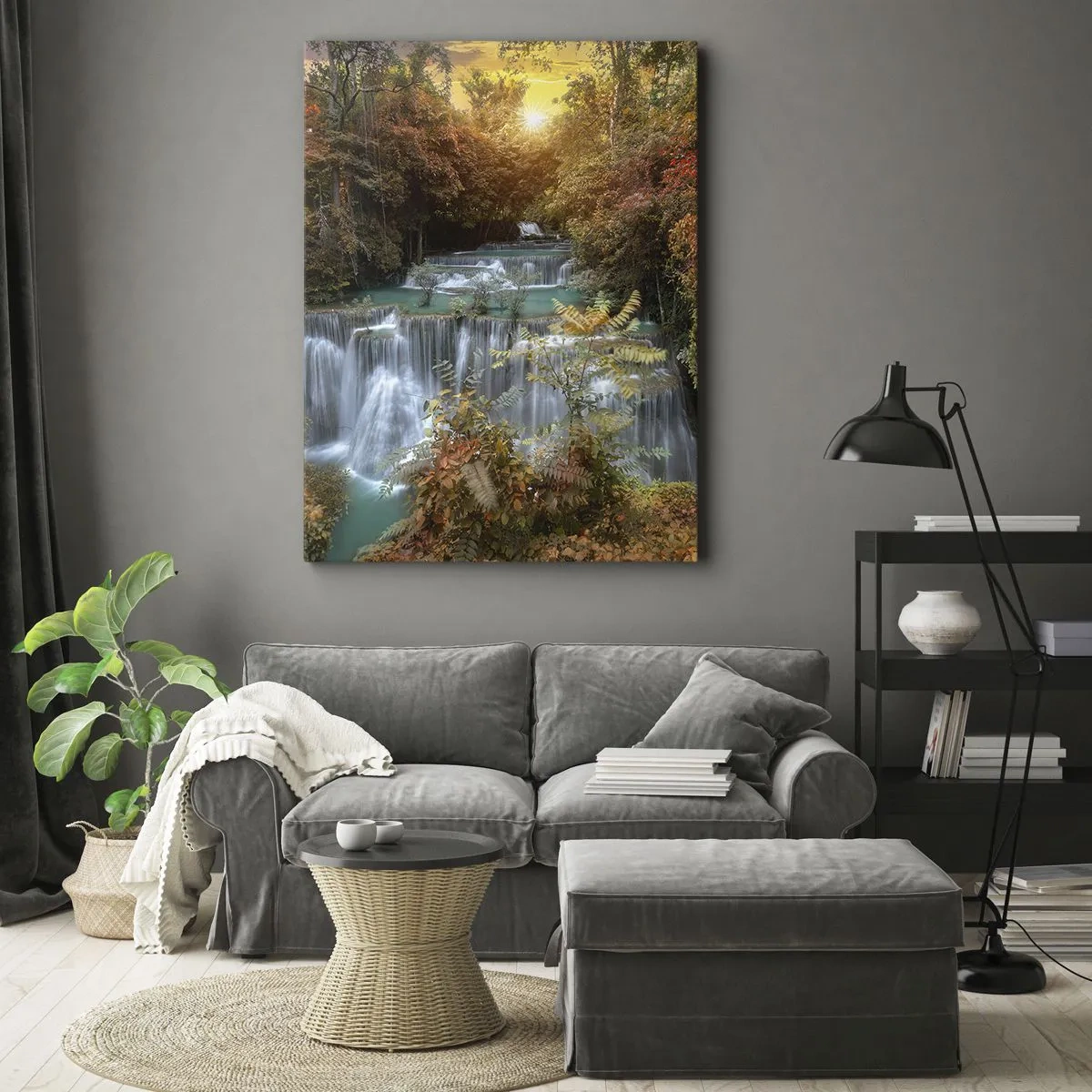 Impression sur toile - Image sur toile - Cascade d'automne entourée d'arbres colorés au soleil - 50x70cm - Trésor caché de la forêt - Décoration murale moderne pour le salon et la chambre ARTTOR