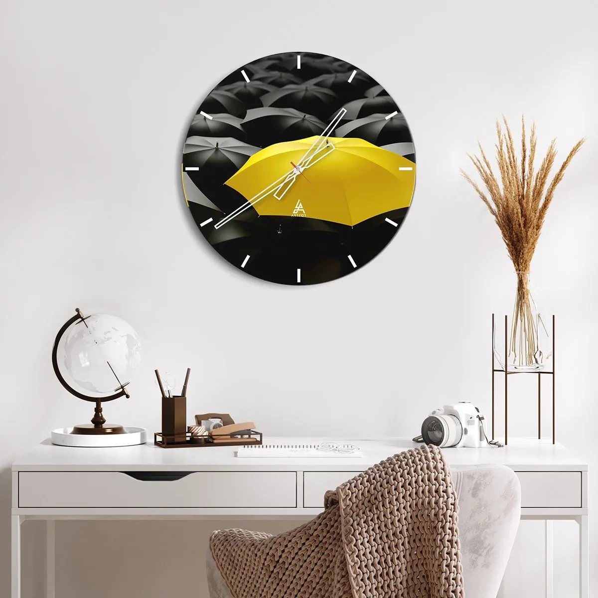 Horloge murale - Pendule murale - Un parapluie jaune se détachant sur le fond noir - 30x30cm - Adieu chagrin - Décoration murale moderne pour le salon, la cuisine et la chambre ARTTOR